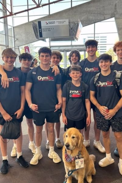 Beacon el Golden Retriever que Iluminó París 2024: Un Caniheroe que demostró el Verdadero Valor del Apoyo Emocional 7 Beacon el Golden Retriever