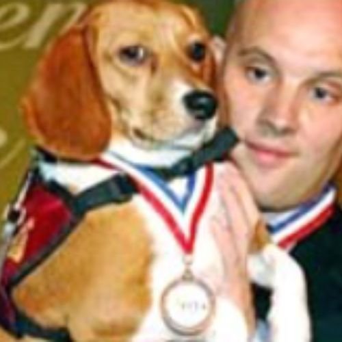 Belle, la Beagle que marcó el 911: un Evento Histórico de amor, instinto y salvación 7 foto original de kevin y belle recibiendo la medalla